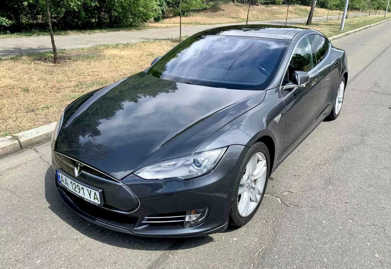 Tesla Model S 