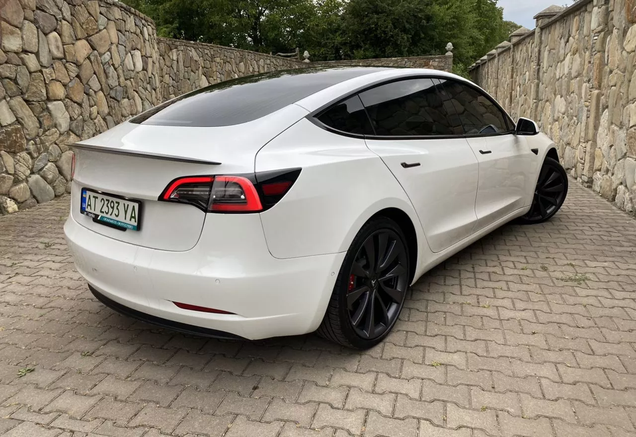 Tesla Model 3  2020111