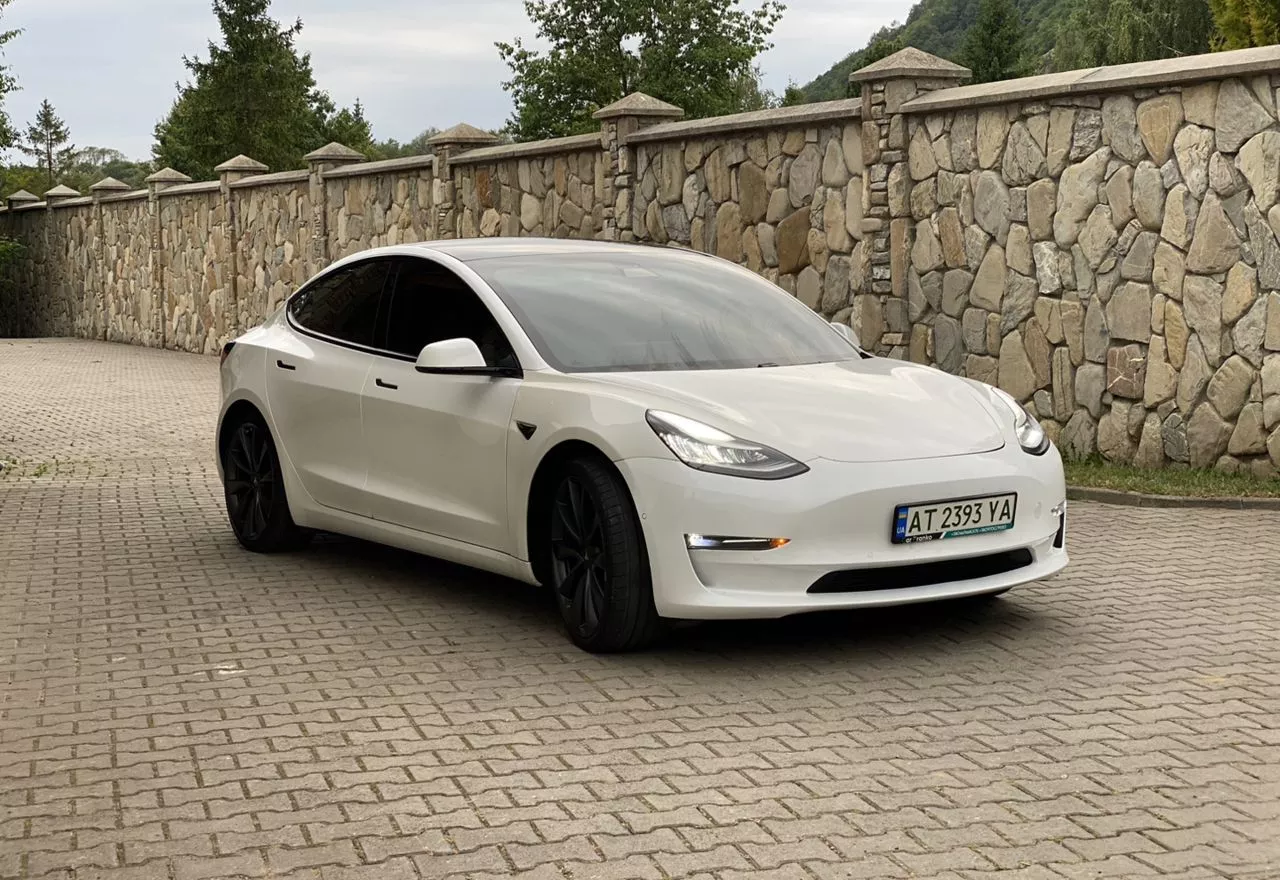 Tesla Model 3  2020121