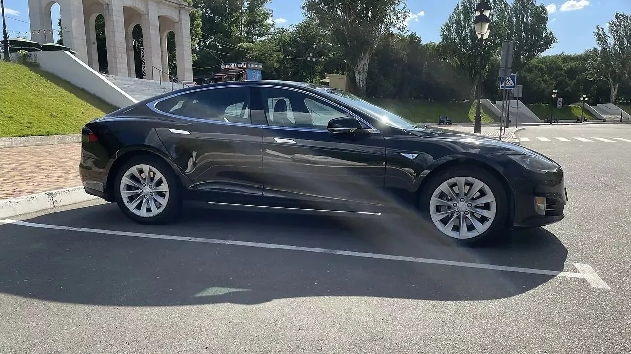 Tesla Model S 