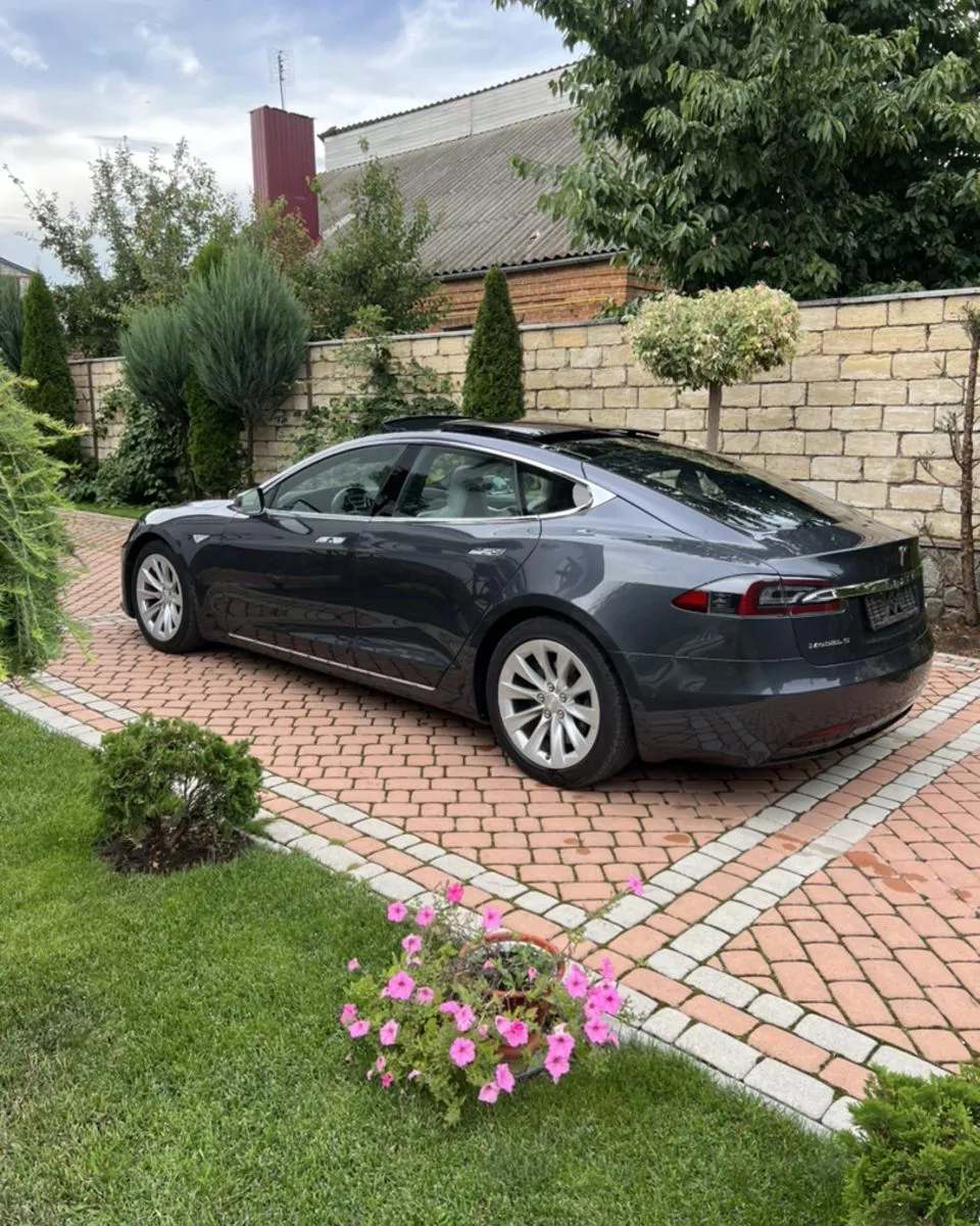 Tesla Model S  90 kWh 2016211