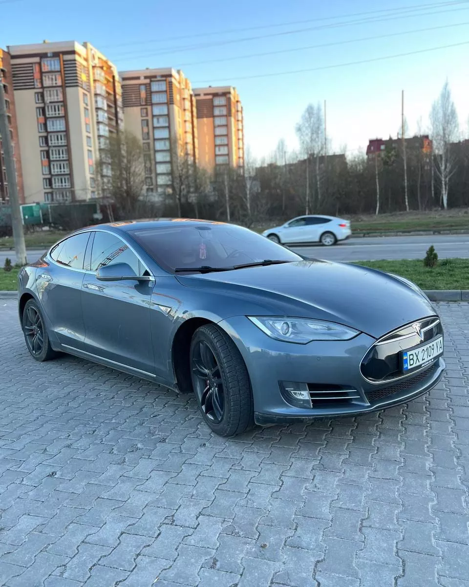 Tesla Model S  85 kWh 201401