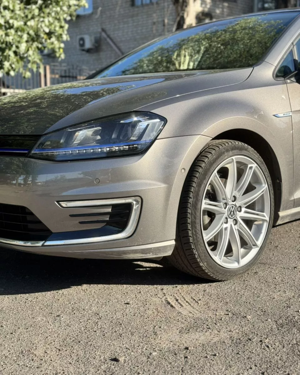 Volkswagen e-Golf  24 kWh 2015111