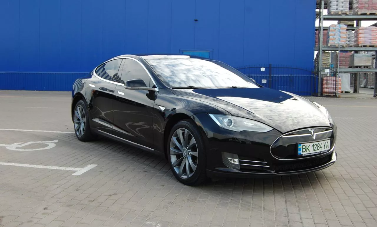 Tesla Model S  85 kWh 201301