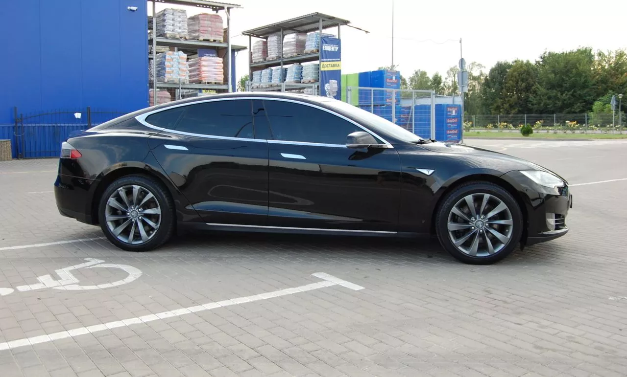 Tesla Model S  85 kWh 201311