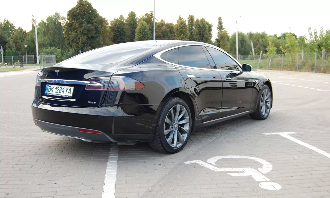 Tesla Model S  85 kWh 201331