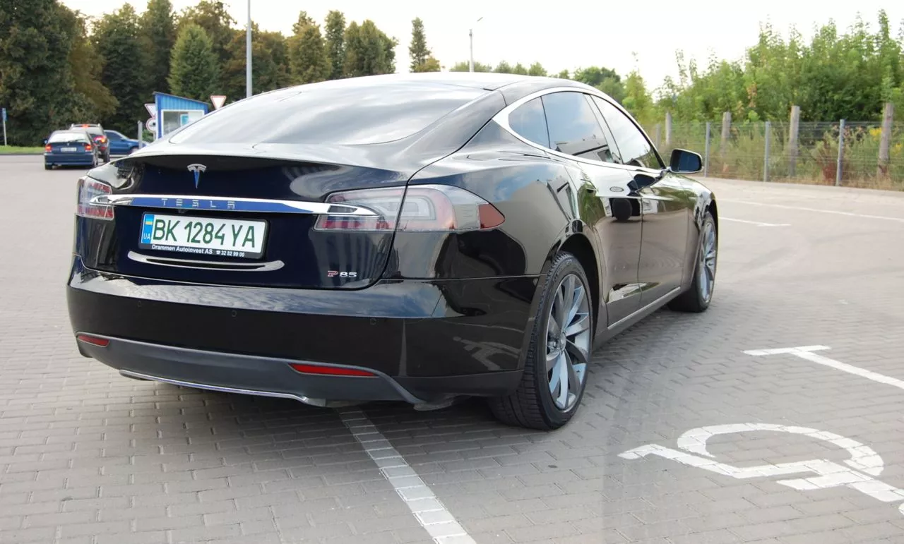 Tesla Model S  85 kWh 201341