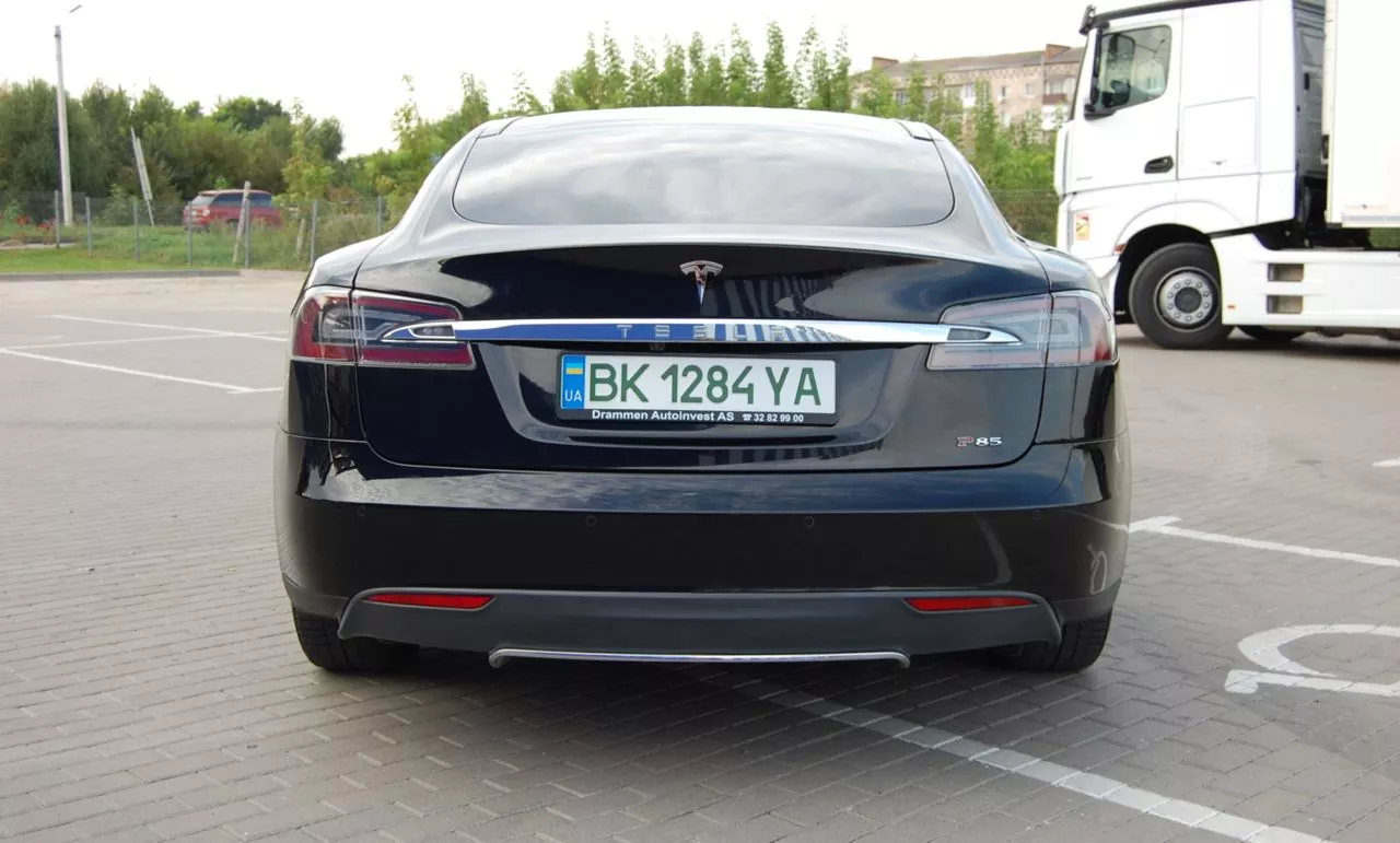 Tesla Model S  85 kWh 201351