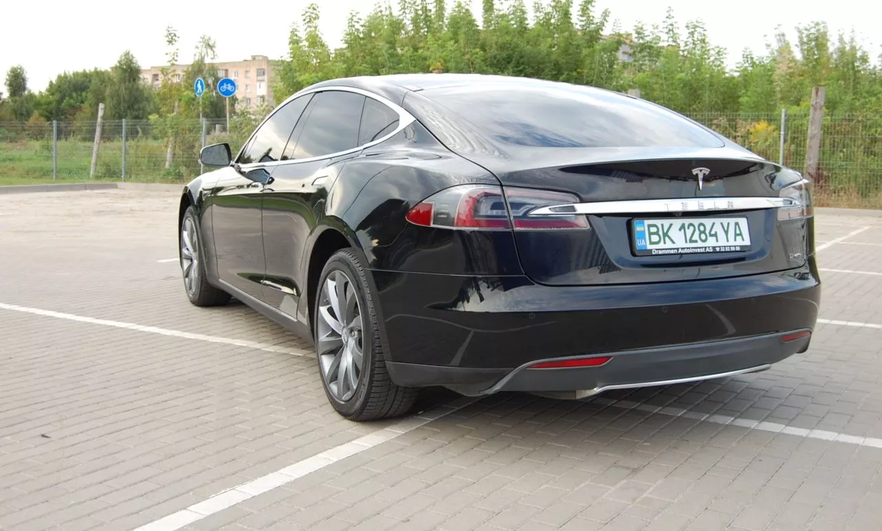 Tesla Model S  85 kWh 201371