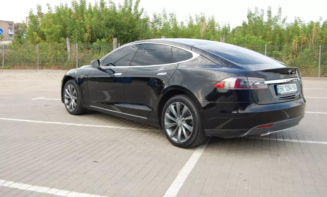 Tesla Model S  85 kWh 201381