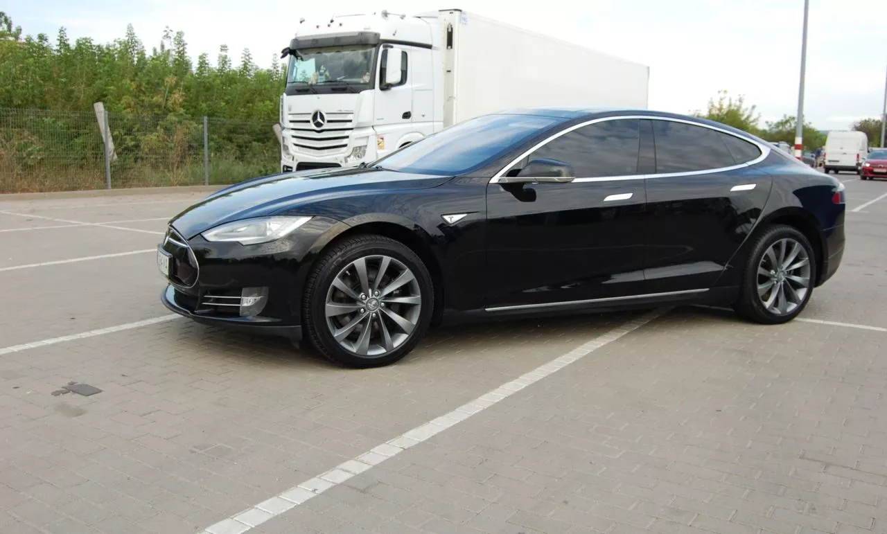 Tesla Model S  85 kWh 2013111