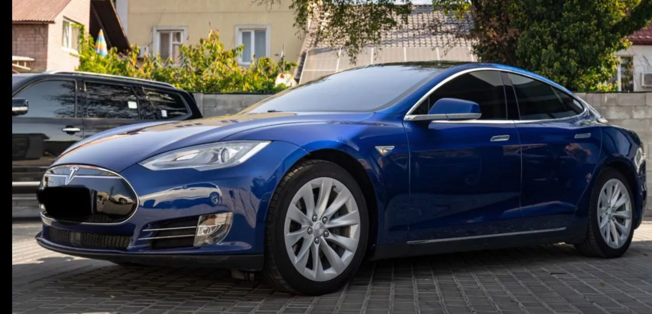 Tesla Model S 