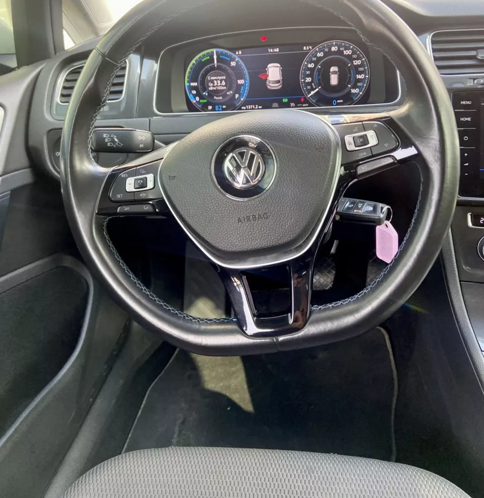 Volkswagen e-Golf  2018131