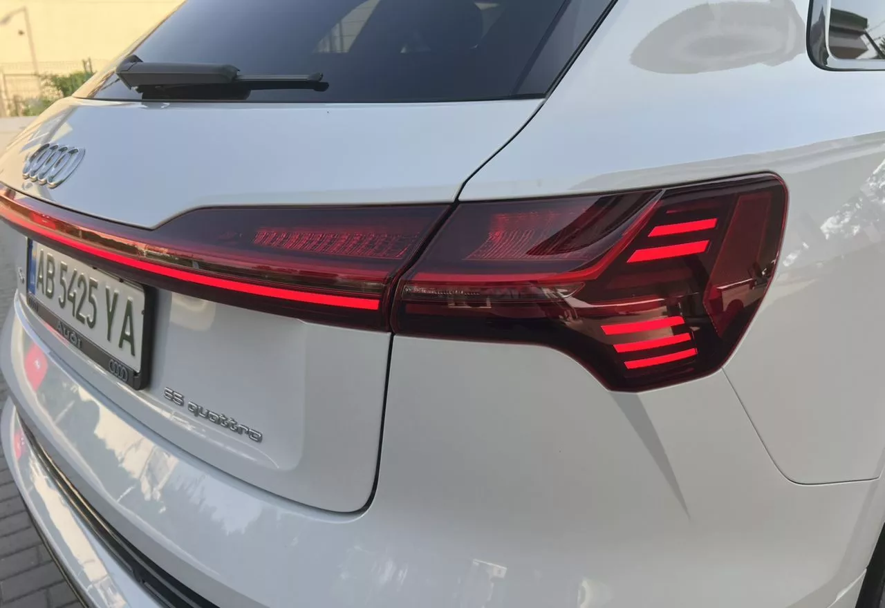 Audi E-tron  2019101