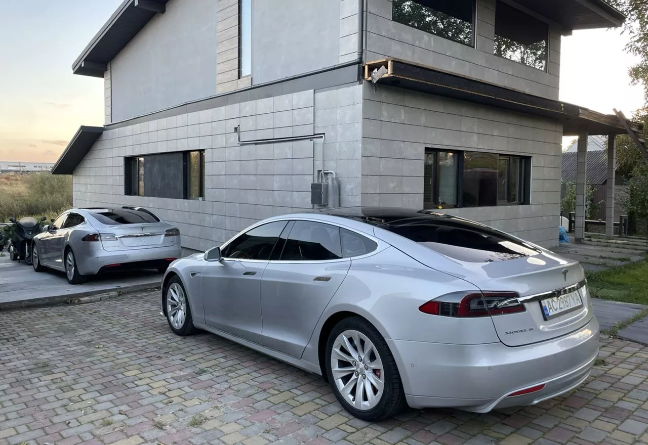 Tesla Model S 