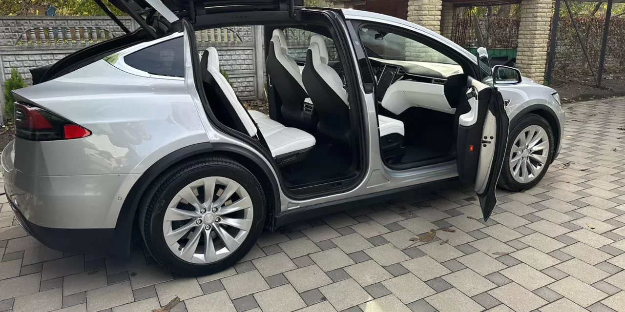 Tesla Model X  2017141