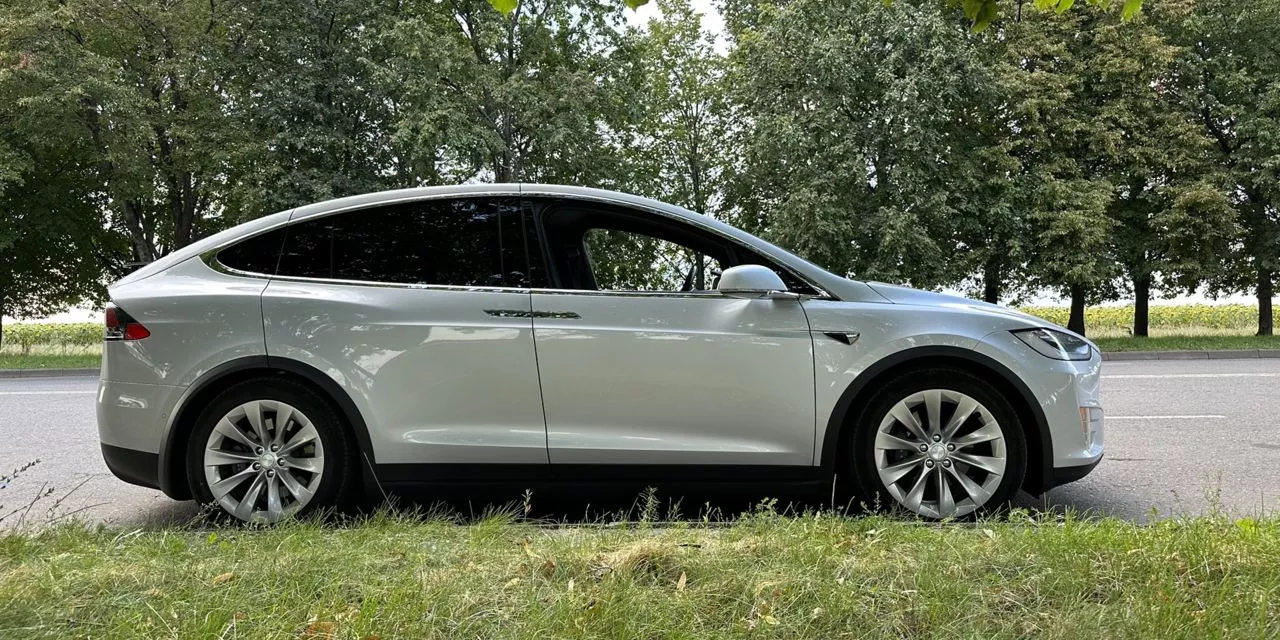 Tesla Model X  2017171