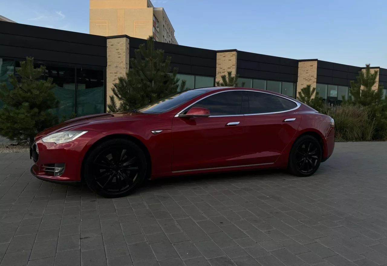 Tesla Model S  85 kWh 201411