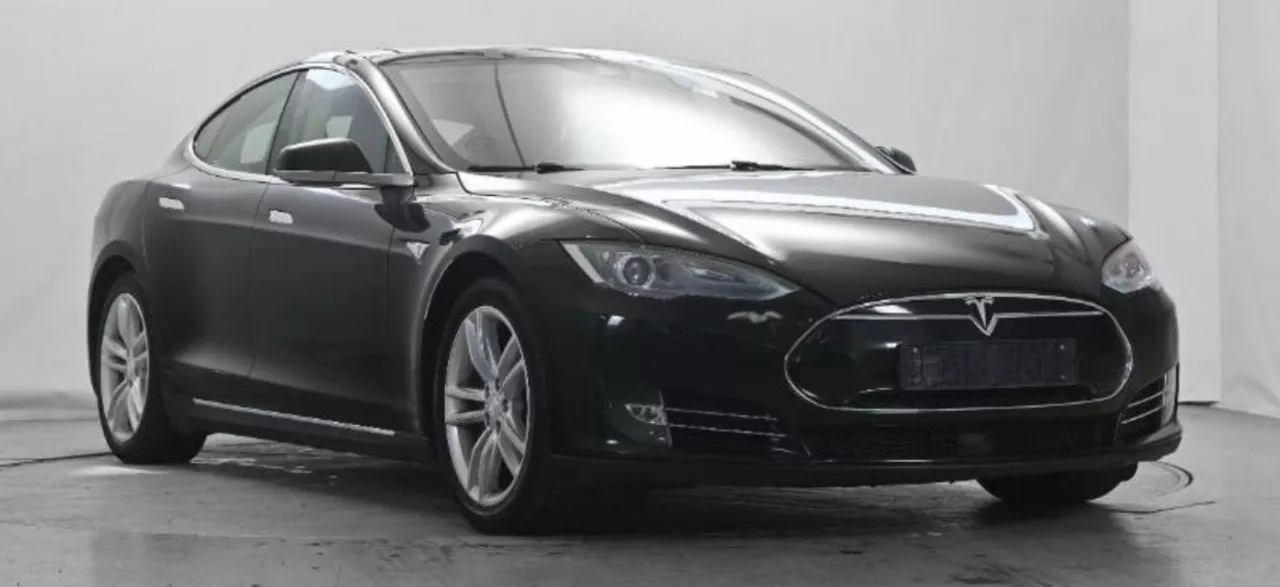 Tesla Model S  85 kWh 201401