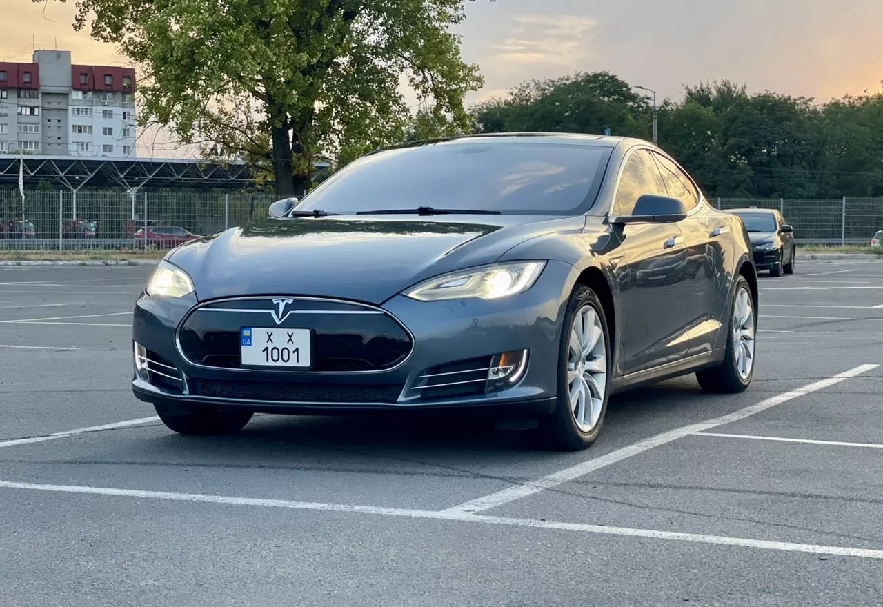 Tesla Model S 