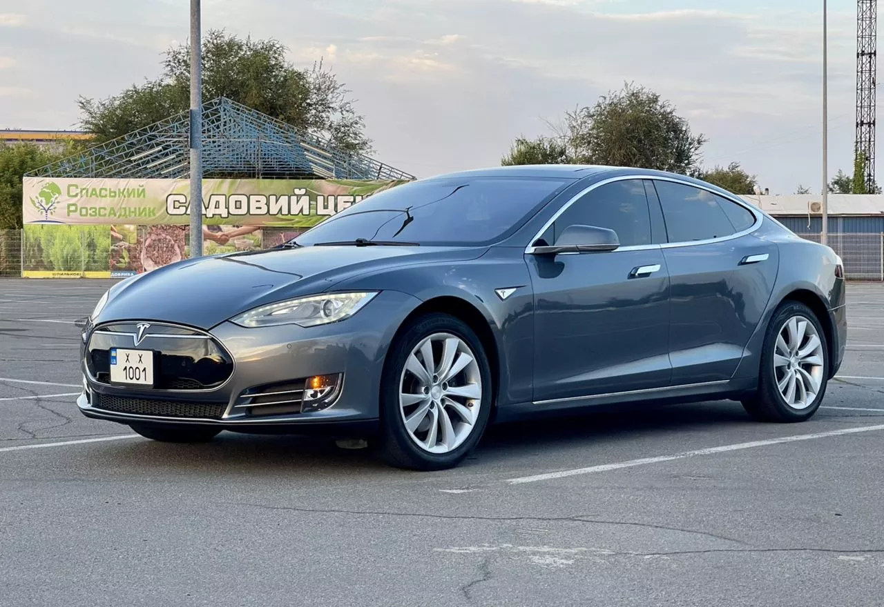 Tesla Model S  85 kWh 201311