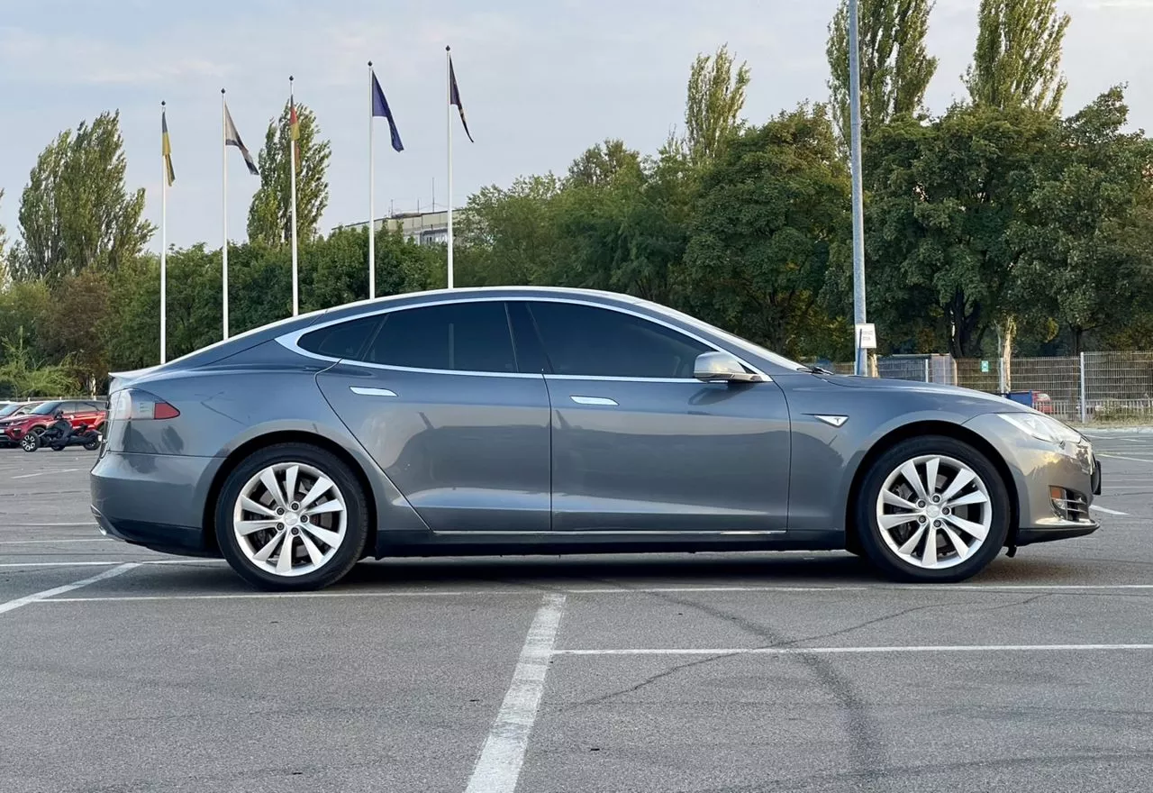 Tesla Model S  85 kWh 201341