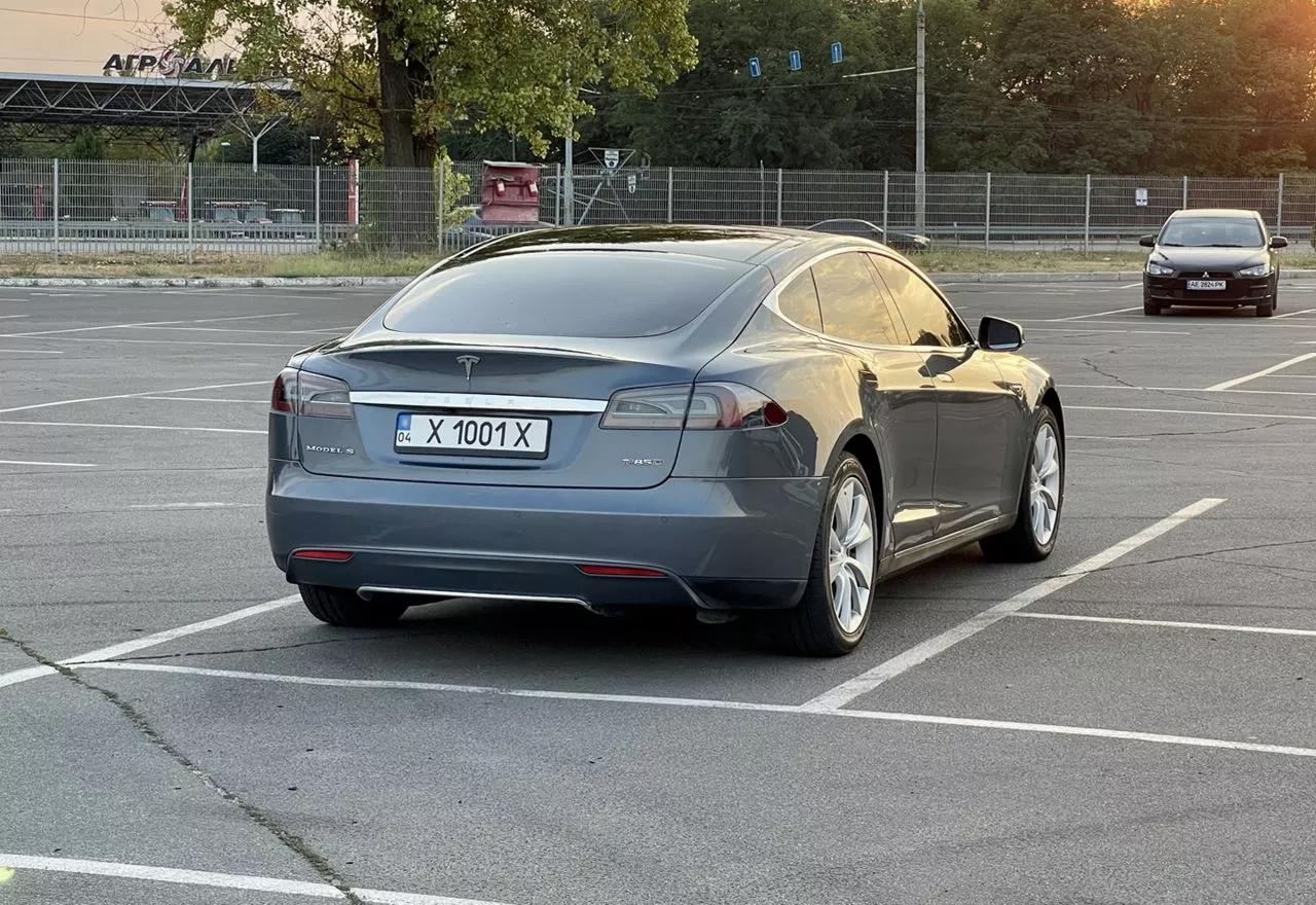 Tesla Model S  85 kWh 201361