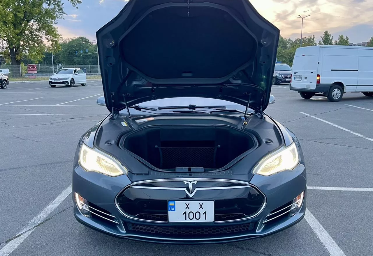 Tesla Model S  85 kWh 2013251