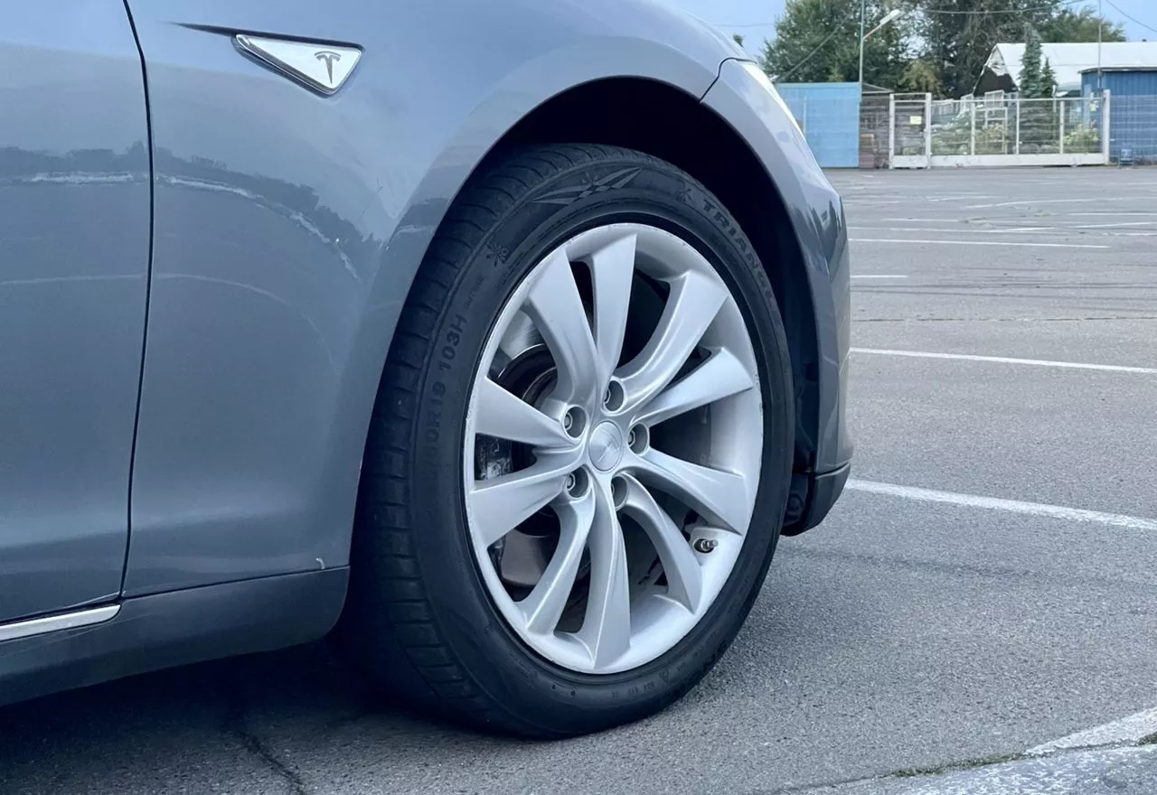 Tesla Model S  85 kWh 2013361