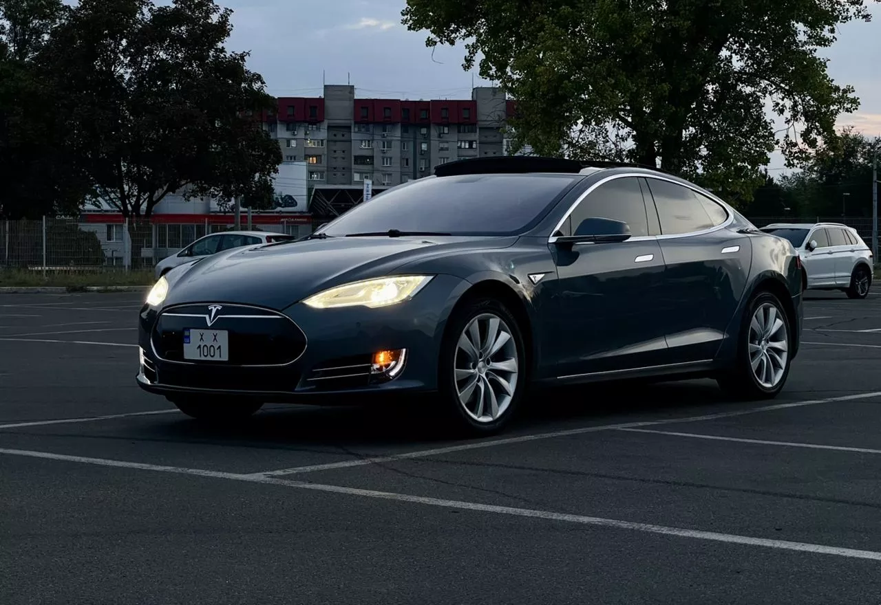 Tesla Model S  85 kWh 2013411