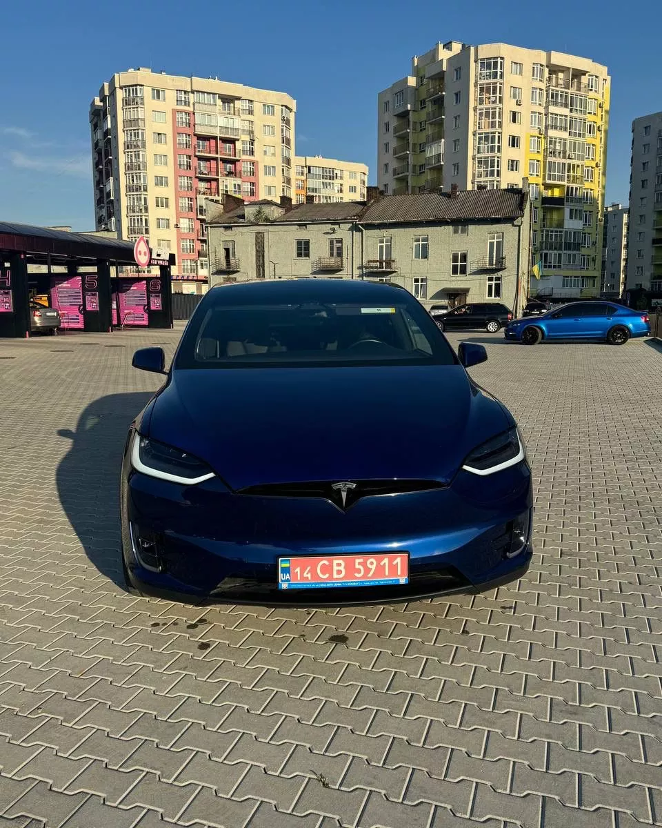 Tesla Model X  202001