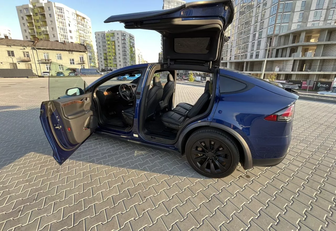 Tesla Model X  2020111