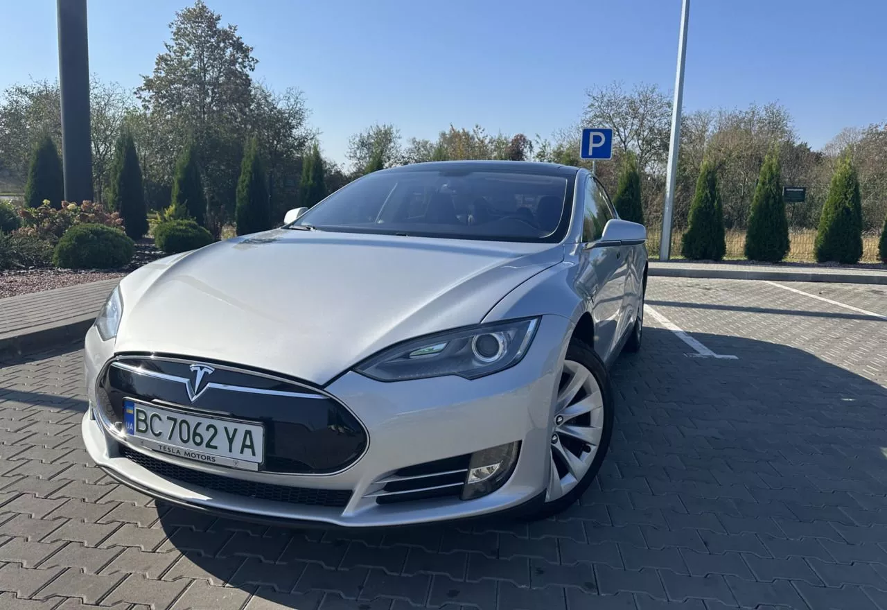 Tesla Model S 