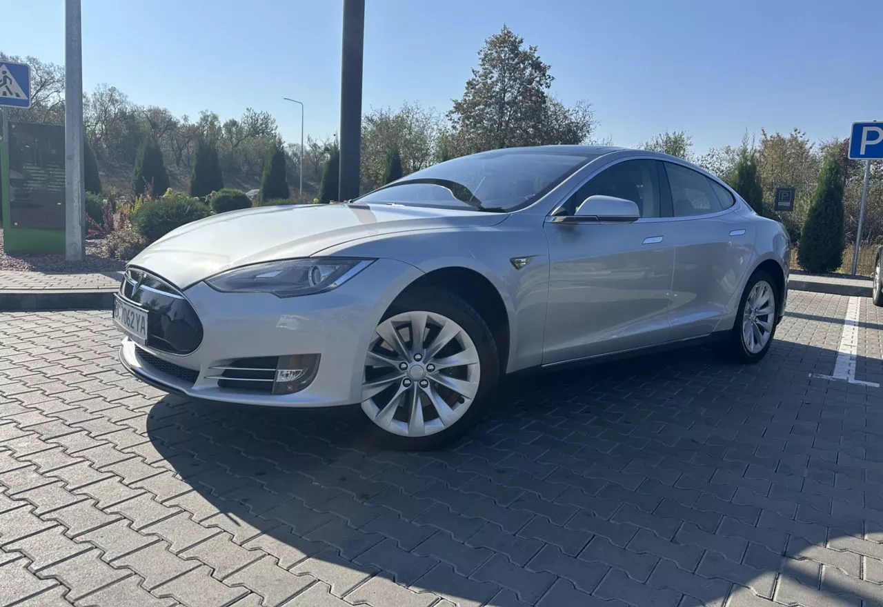 Tesla Model S  85 kWh 201311