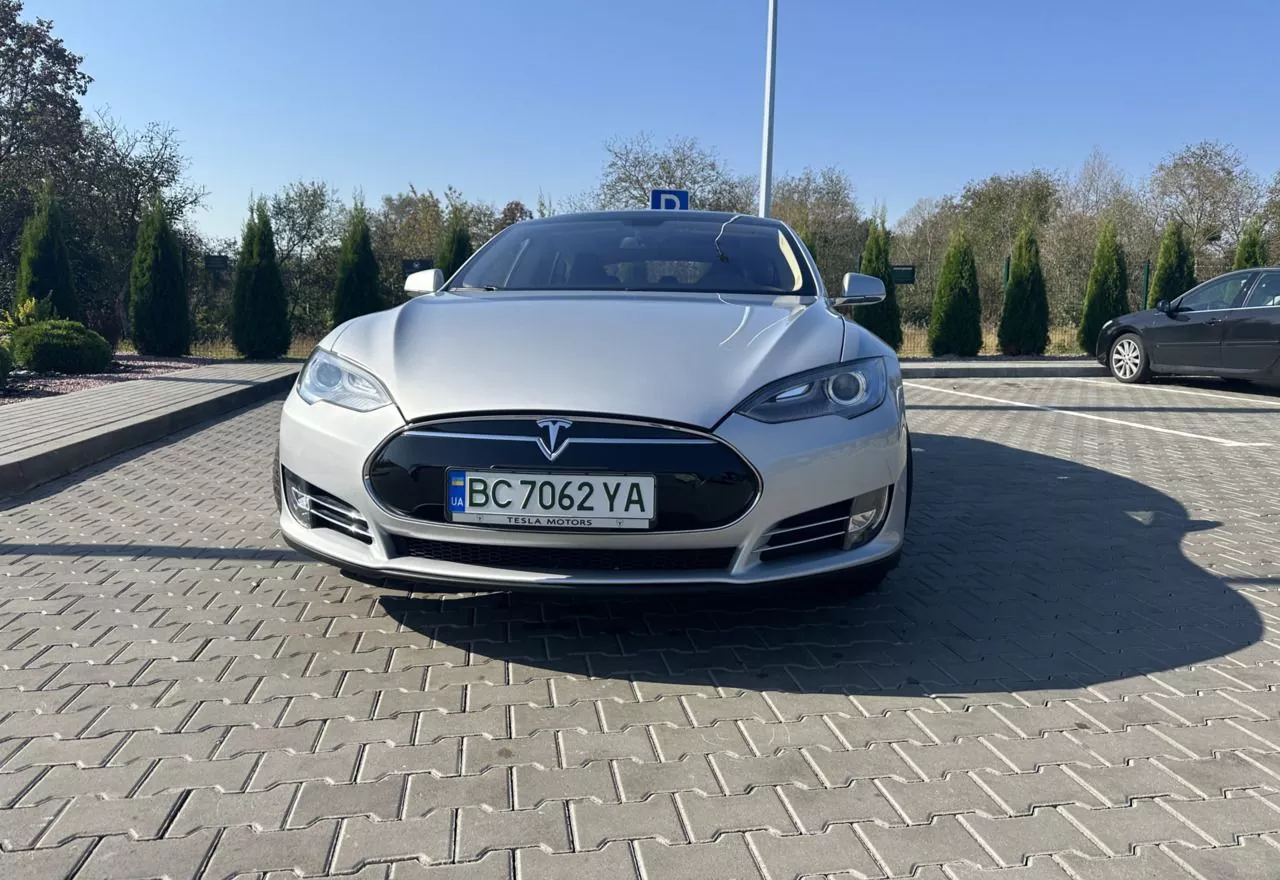 Tesla Model S  85 kWh 201321