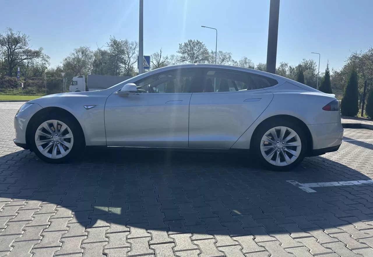 Tesla Model S  85 kWh 201331