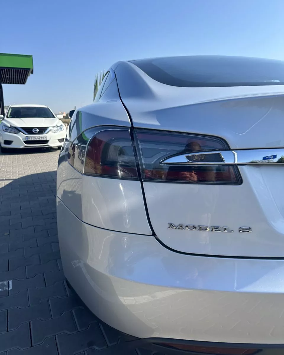 Tesla Model S  85 kWh 201351