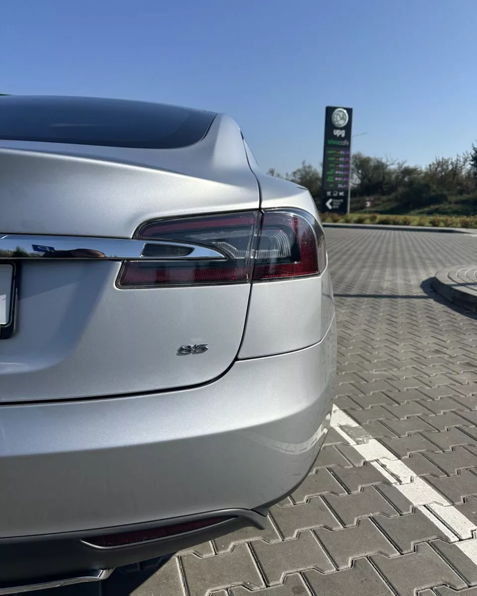 Tesla Model S  85 kWh 201361