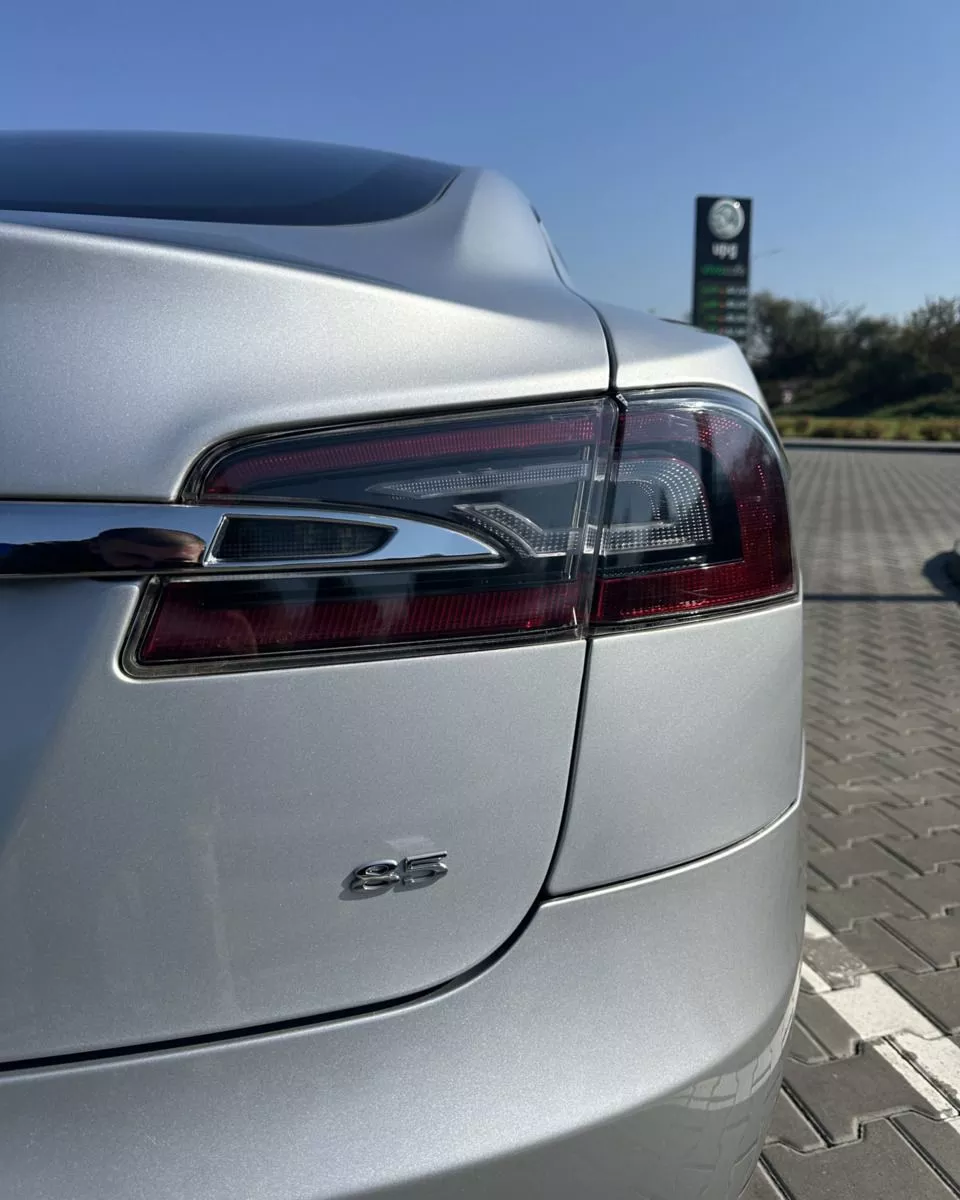 Tesla Model S  85 kWh 201371