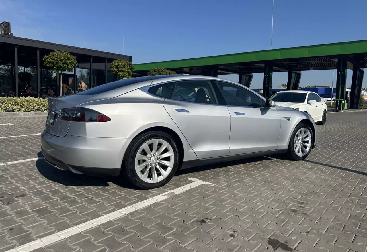 Tesla Model S  85 kWh 201381