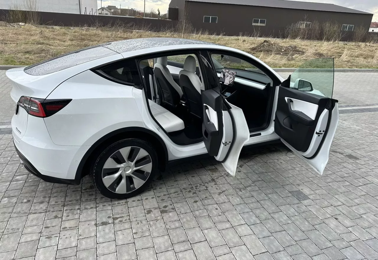 Tesla Model Y  80.5 kWh 2020111