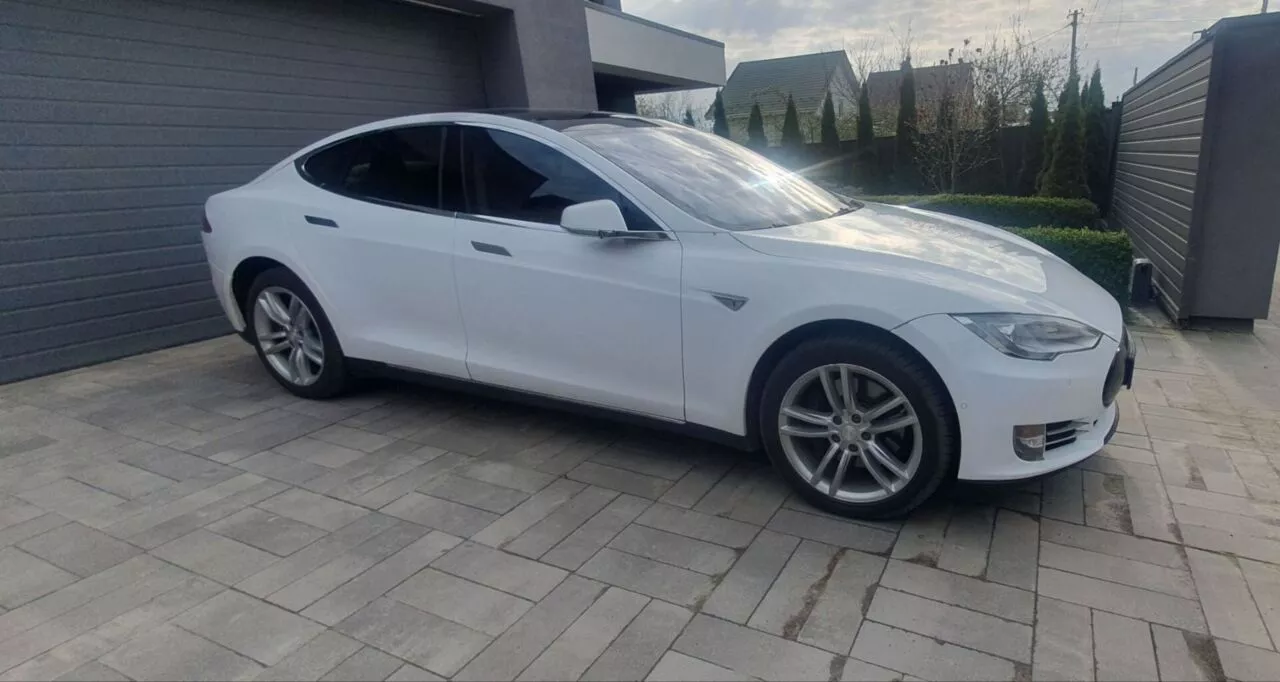 Tesla Model S 