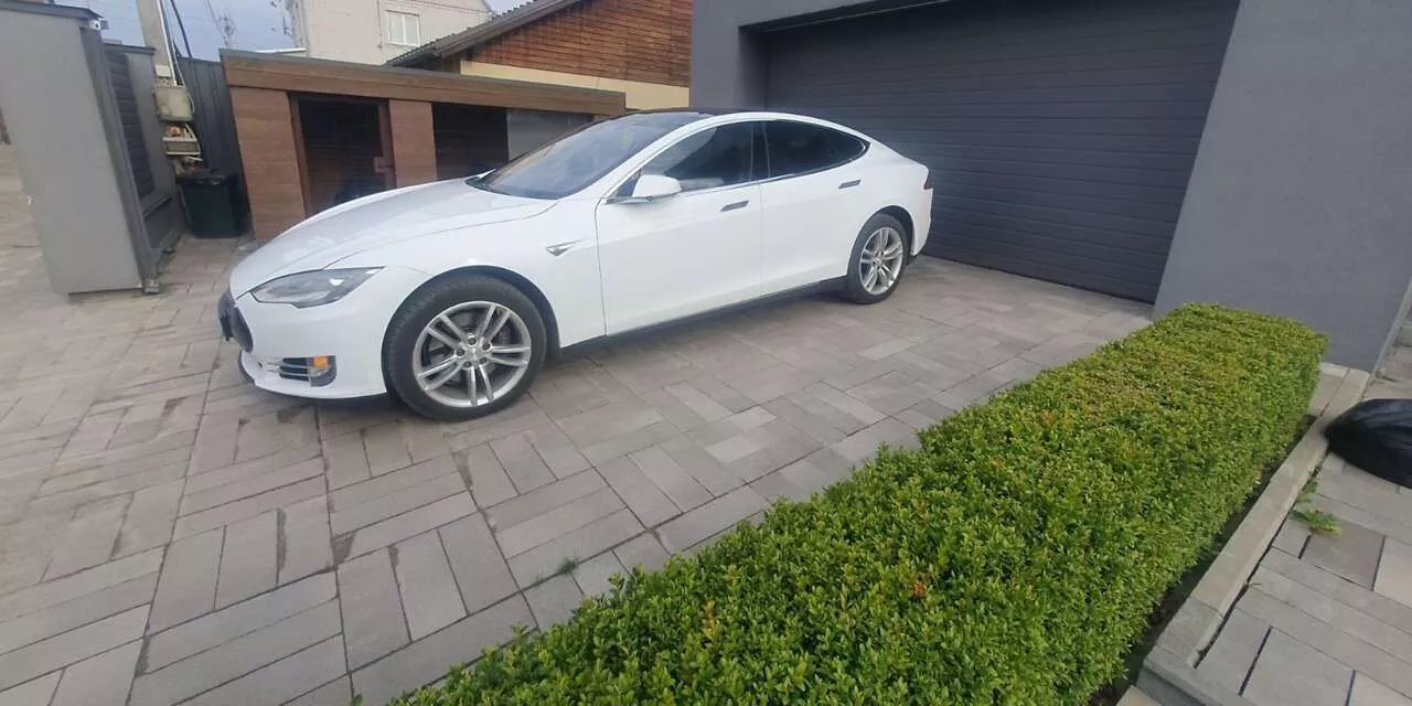 Tesla Model S  85 kWh 201511