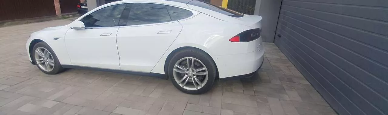 Tesla Model S  85 kWh 201551