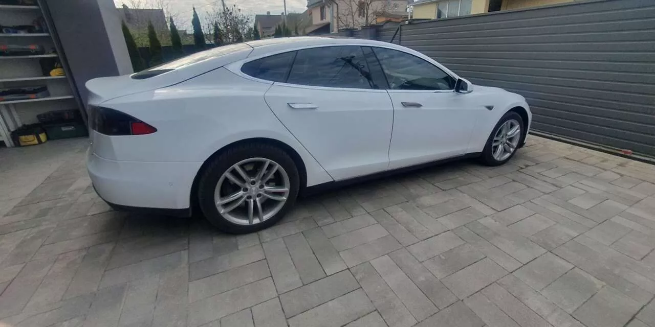 Tesla Model S  85 kWh 201591