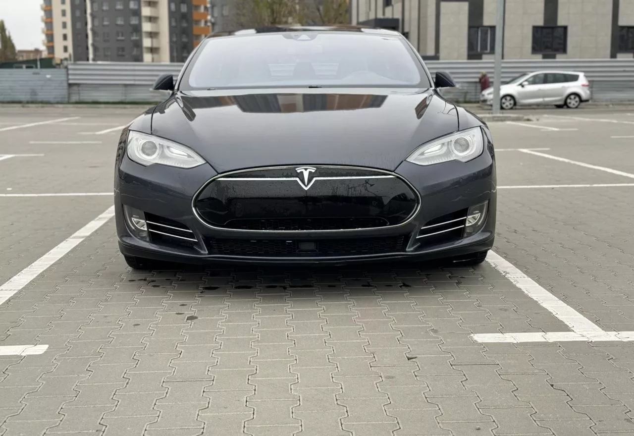 Tesla Model S 