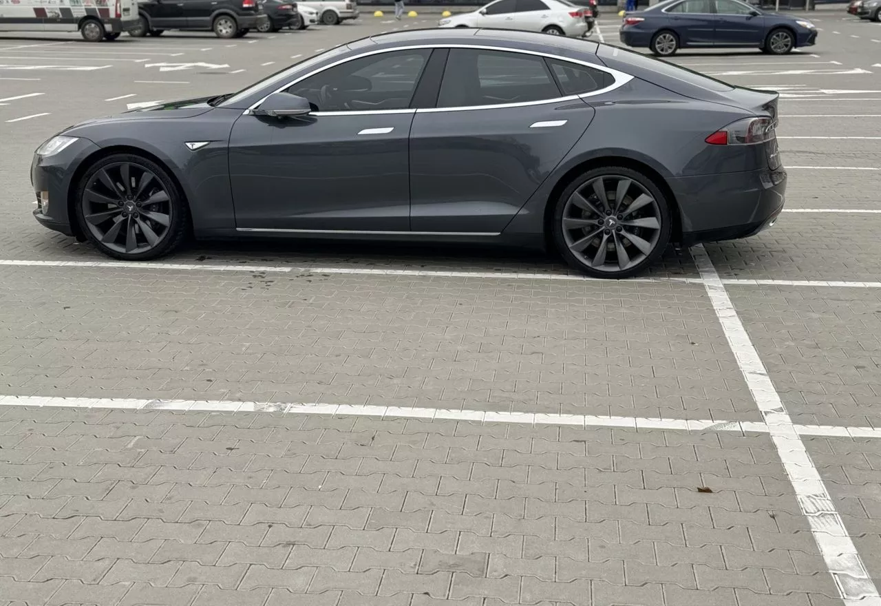 Tesla Model S  85 kWh 201611