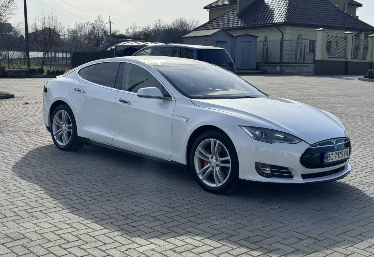 Tesla Model S  85 kWh 201571