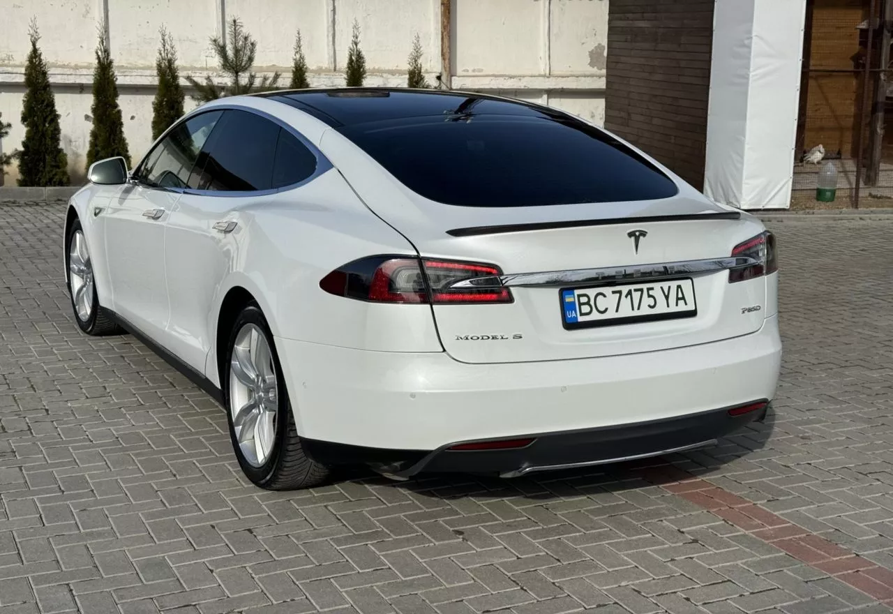 Tesla Model S  85 kWh 2015131