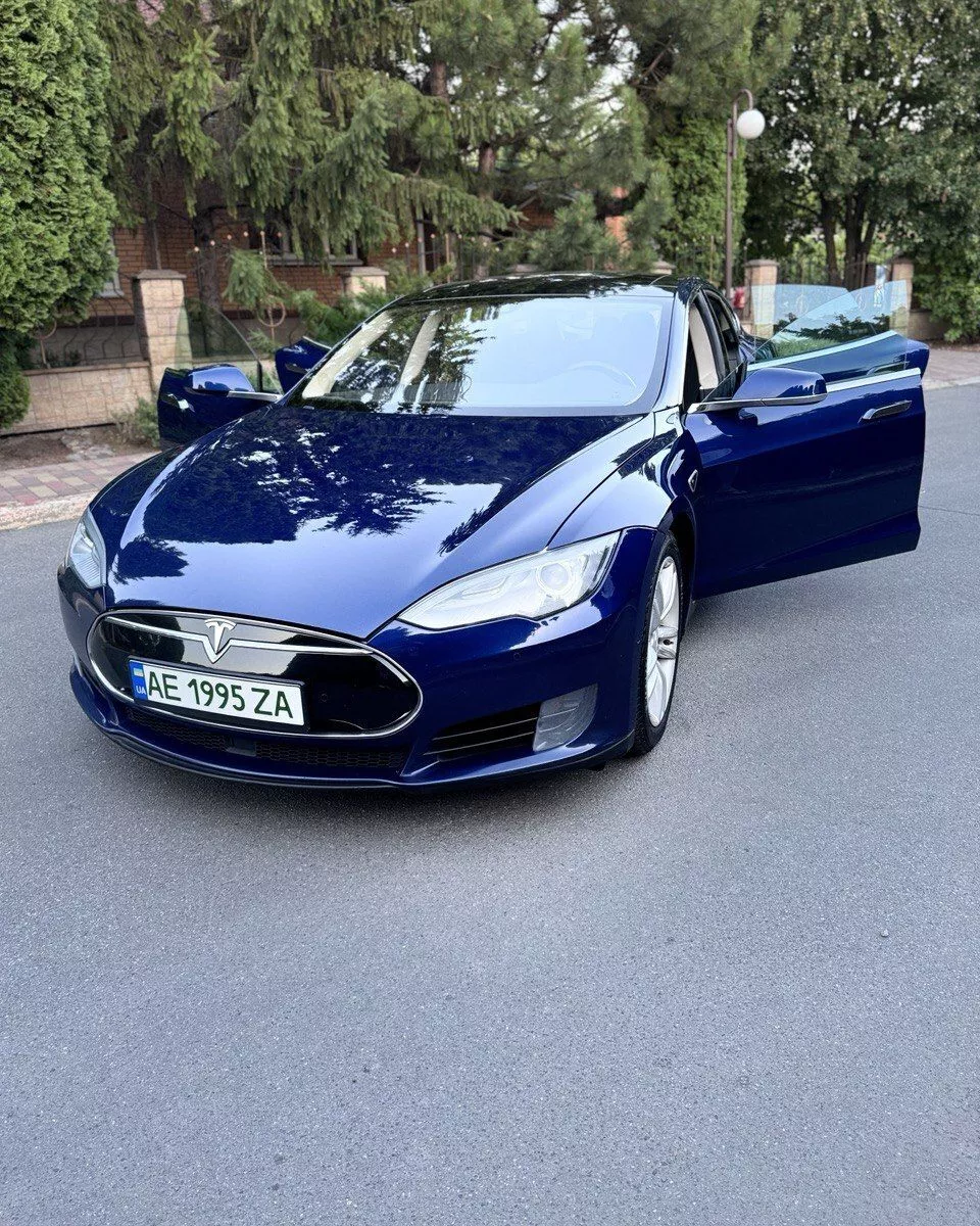 Tesla Model S  85 kWh 201521